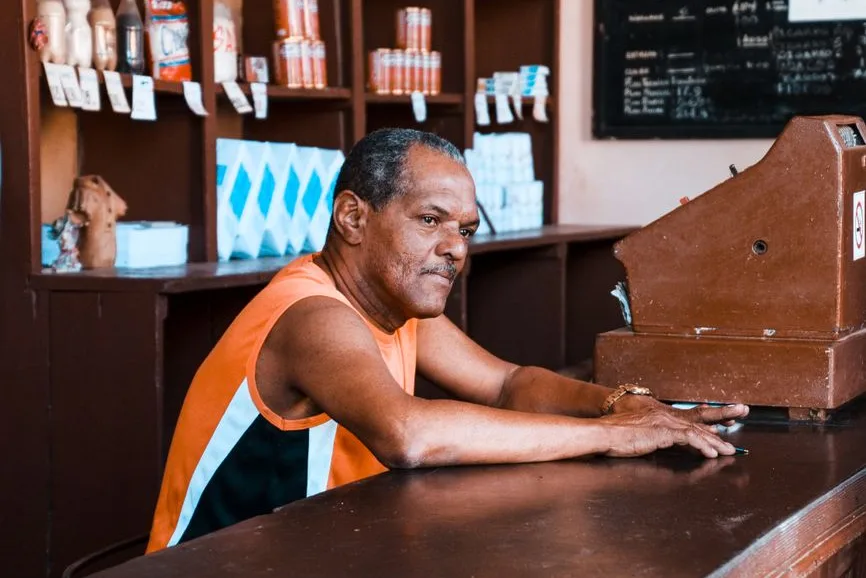Commerçant au comptoir de sa boutique
